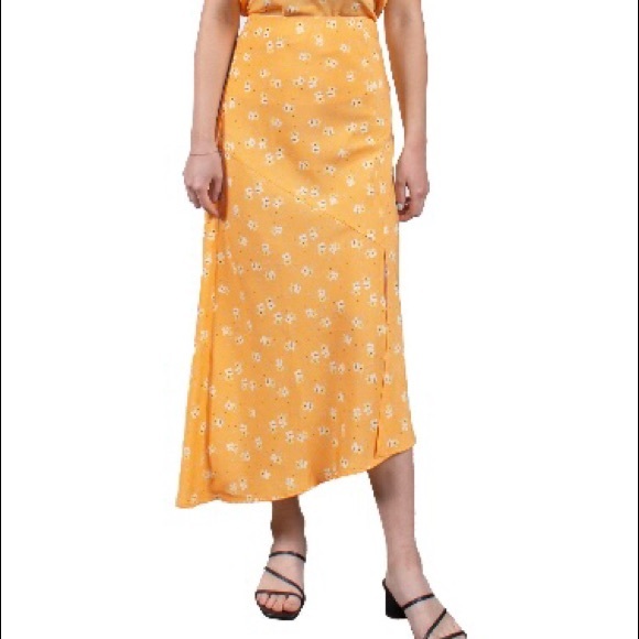 # Cute Matching Satin Top & Side Slit Skirt Set By MAUBY - Picture 2 of 15